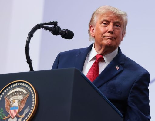Trump diz que EUA estão a assumir controlo do estreito de Ormuz